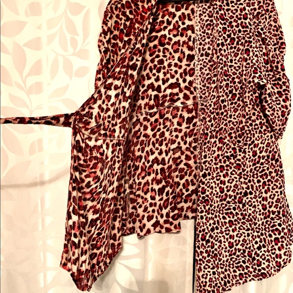 Leopard print wrap blouse (2X) - Picture 4 of 8